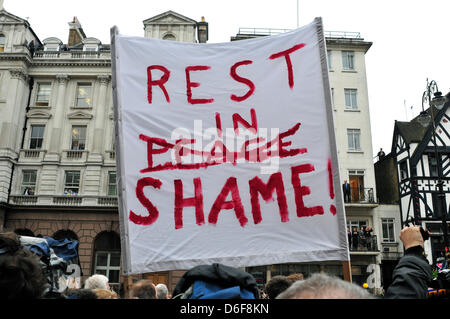 Un banner a leggere 'riposo in vergogna" durante Margaret Thatcher i funerali, Londra. Foto Stock