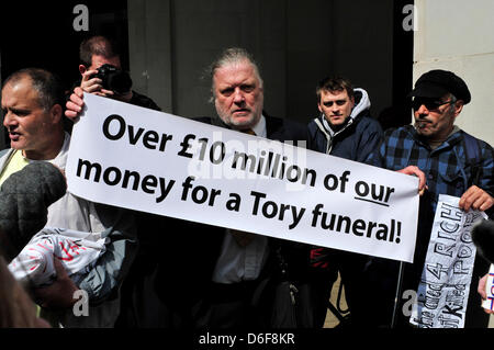 I dimostranti fuori la Cattedrale di St Paul e tenere un banner di lettura ' oltre £ 10 milioni dei nostri soldi per un Tory funerale' . Londra, Regno Unito Foto Stock
