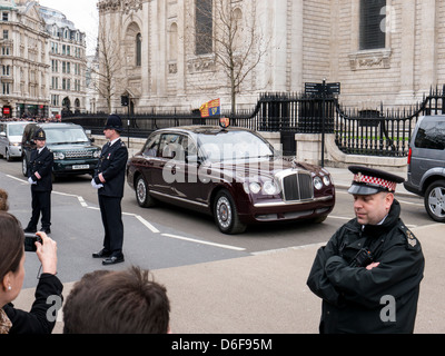 Poliziotto guardando la folla come la regina lascia nella sua auto a Margaret Thatcher i funerali presso la Cattedrale di St Paul Foto Stock
