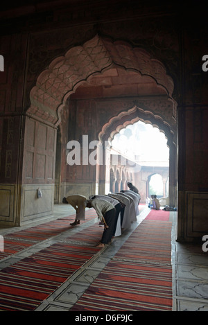 Il tempo per la preghiera nella Jami Masjid - India la più grande moschea di Vecchia Delhi, India Foto Stock