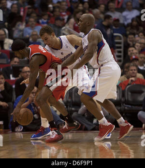 Aprile 16, 2013 - Los Angeles, California - Los Angeles Clippers' Blake Griffin e Elena Billups mettere pressione su Portland Trail Blazers sarà Barton durante la seconda metà del gioco al Staples Center di Los Angeles, California martedì 16 aprile 2013. Los Angeles Clippers ha vinto il gioco da 93 a 77.ARMANDO ARORIZO. (Credito Immagine: © Armando Arorizo/Prensa Internacional/ZUMAPRESS.com) Foto Stock