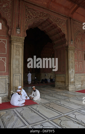 Il tempo per la preghiera nella Jami Masjid - India la più grande moschea di Vecchia Delhi, India Foto Stock