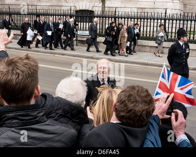 Norman Tebbit saluta la folla a Margaret Thatcher i funerali presso la Cattedrale di St Paul Foto Stock