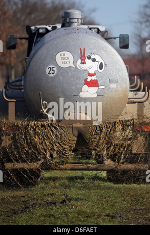 Haselund, Germania, Fluessigdungstreuer Snoopy con disegno sul campo Foto Stock