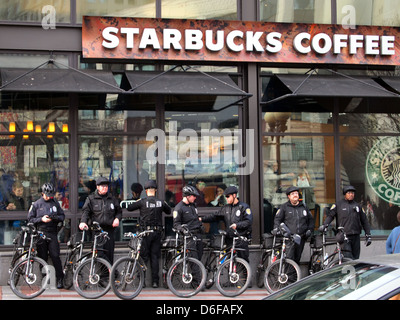 Poliziotti di Seattle al di fuori di un Starbucks Coffee shop nel centro di Seattle, nello Stato di Washington, USA Foto Stock