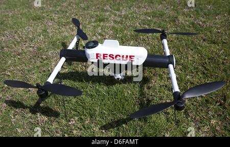 Marzo 27, 2013 - Los Angeles, California (CA, Stati Uniti d'America - David Heidel di Aerovironment, mostra loro Qube drone. (Credito Immagine: © Ringo Chiu/ZUMAPRESS.com) Foto Stock