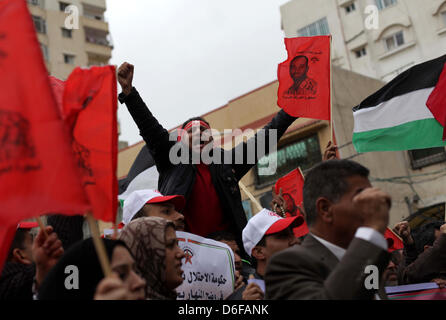 La striscia di Gaza e la striscia di Gaza, Territori palestinesi. Il 17 aprile, 2013. Palestinesi chant slogan come essi prendono parte in un rally marcatura prigionieri palestinesi giorno nella città di Gaza il 17 aprile 2013. Secondo un prigionieri palestinesi' Association, almeno 4.900 palestinesi rimangono nelle carceri israeliane (credito Immagine: © Ashraf Amra/immagini APA/ZUMAPRESS.com) Foto Stock