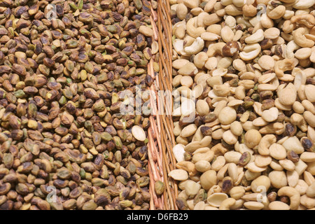 Diversi tipi di dadi con sale in cesti di vimini. Focus sul centro dell'immagine. Foto Stock