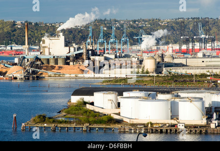 Porto di Tacoma Washington opera su una rara giornata di sole Foto Stock