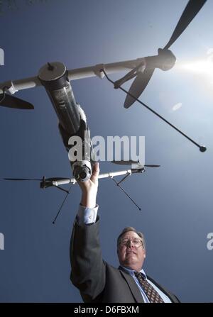 Marzo 27, 2013 - Los Angeles, California (CA, Stati Uniti d'America - David Heidel di Aerovironment, mostra loro Qube drone. (Credito Immagine: © Ringo Chiu/ZUMAPRESS.com) Foto Stock