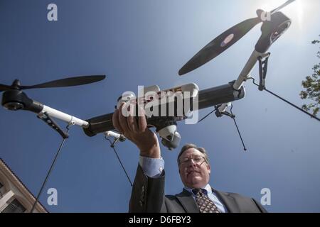 Marzo 27, 2013 - Los Angeles, California (CA, Stati Uniti d'America - David Heidel di Aerovironment, mostra loro Qube drone. (Credito Immagine: © Ringo Chiu/ZUMAPRESS.com) Foto Stock