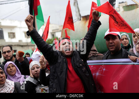 Aprile 17, 2013 - Gaza, Striscia di Gaza, Territori palestinesi - palestinesi chant slogan come essi prendono parte in un rally marcatura prigionieri palestinesi giorno nella città di Gaza il 17 aprile 2013. Secondo un prigionieri palestinesi' Association, almeno 4.900 palestinesi rimangono nelle carceri israeliane (credito Immagine: © Ashraf Amra/immagini APA/ZUMAPRESS.com) Foto Stock