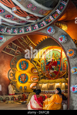 Un pandal, display della dea Indù Durga; uno di diversi monitor che la molla fino a Kolkata durante la Durga Puja festival. Foto Stock