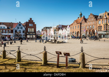 Luogo di mercato a Husum con fontana di denti in una giornata di sole in primavera Foto Stock