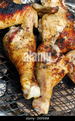Cosce di pollo alla griglia barbecue a carbone Foto Stock