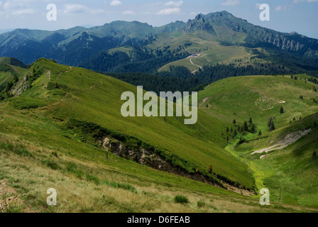 Scenario naturale nelle montagne dei Carpazi, ridge in Romania, Europa. Montagne Ciucas. Foto Stock