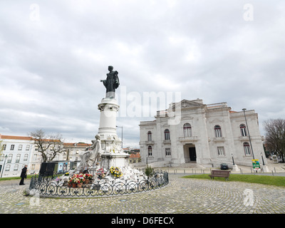 Lisbona, Portogallo, Memoriale al dottor Sousa Martins prima la Escola Medico Cirurgica de Lisboa Foto Stock