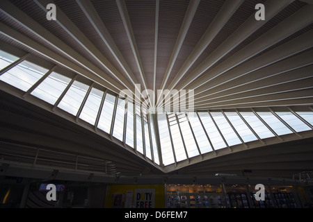 L'elegante design degli interni di Bilbao Airport, progettato dall'architetto spagnolo Santiago Calatrava Foto Stock