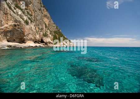 Alte scogliere con chiare e trasparenti acque del mare nella costa vicino a Cala Mariolu beach,Baunei,il golfo di Orosei,Sardegna,Italia Foto Stock