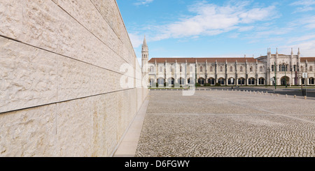 Lisbona, Portogallo, Centro Cultural de Belem di sinistra e di destra Mosteiro dos Jeronimos Foto Stock