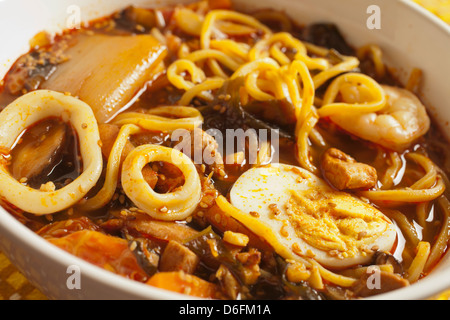 Cinese coreano piccante zuppa di noodle jjamppong jampong jjampong champong jjambbong Foto Stock