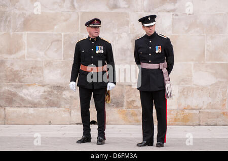 Londra, UK, 17 apr. 2013. I membri delle forze armate sono tra le persone in lutto che lasciano il servizio funebre della Baronessa Thatcher alla cattedrale di San Paolo. Foto Stock