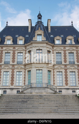 Châteaux. La recentemente restaurata facciata del Château de Sceaux. Costruito nel 1856-62, ospita oggi il Museo di Ile-de-France. Regione di Parigi, Francia. Foto Stock