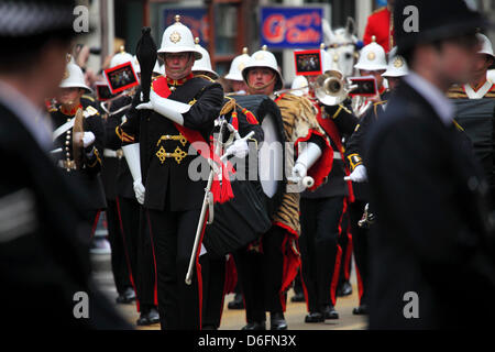 Londra, Regno Unito. Il 17 aprile 2013. I Royal Marines band suona presso il corteo funebre di Margaret Thatcher a Londra, Inghilterra. La Baronessa Thatcher (1925 - 2013) era un stateswoman e il primo ministro del Regno Unito dal 1979 al 1991. Credito: whyey Foto Stock