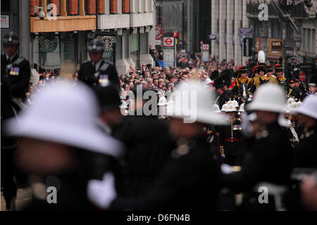 Londra, Regno Unito. Il 17 aprile 2013. Il corteo funebre di Margaret Thatcher a Londra, Inghilterra. La Baronessa Thatcher (1925 - 2013) era un stateswoman e il primo ministro del Regno Unito dal 1979 al 1991. Credito: whyeyephotography.com/Alamy Live News Foto Stock