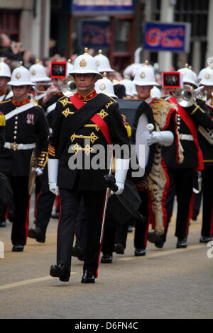 Londra, Regno Unito. Il 17 aprile 2013. I Royal Marines band suona presso il corteo funebre di Margaret Thatcher a Londra, Inghilterra. La Baronessa Thatcher (1925 - 2013) era un stateswoman e il primo ministro del Regno Unito dal 1979 al 1991. Credito: whyey Foto Stock