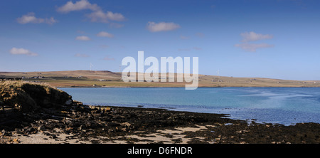 Guardando oltre Eynhallow Sound verso l'isola di Rousay. Orkney Foto Stock