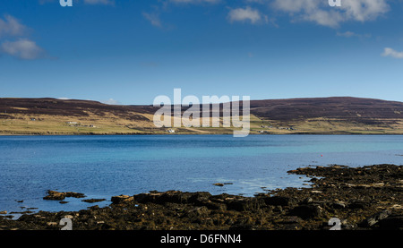 Guardando oltre Eynhallow Sound verso l'isola di Rousay. Orkney Foto Stock
