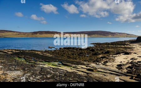 Guardando oltre Eynhallow Sound verso l'isola di Rousay. Orkney Foto Stock