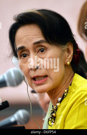 Aprile 17, 2013, Tokyo, Giappone - Myanmar il leader dell'opposizione Aung San Suu Kyi parla durante una conferenza stampa presso il Giappone National Press Club a Tokyo il mercoledì 17 aprile, 2013. Suu Kyi arrivò in Giappone in aprile 13 su un giro visita in Giappone, il suo primo viaggio in 27 anni per la richiesta di Tokyo il supporto per il continuo processo di democratizzazione del suo paese. (Foto di Natsuki Sakai/AFLO) Foto Stock