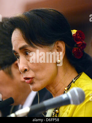 Aprile 17, 2013, Tokyo, Giappone - Myanmar il leader dell'opposizione Aung San Suu Kyi parla durante una conferenza stampa presso il Giappone National Press Club a Tokyo il mercoledì 17 aprile, 2013. Suu Kyi arrivò in Giappone in aprile 13 su un giro visita in Giappone, il suo primo viaggio in 27 anni per la richiesta di Tokyo il supporto per il continuo processo di democratizzazione del suo paese. (Foto di Natsuki Sakai/AFLO) Foto Stock