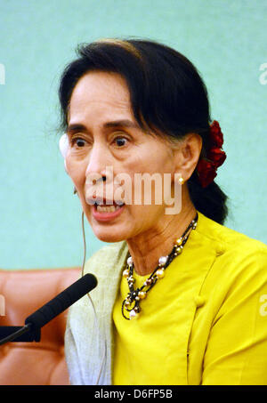 Aprile 17, 2013, Tokyo, Giappone - Myanmar il leader dell'opposizione Aung San Suu Kyi parla durante una conferenza stampa presso il Giappone National Press Club a Tokyo il mercoledì 17 aprile, 2013. Suu Kyi arrivò in Giappone in aprile 13 su un giro visita in Giappone, il suo primo viaggio in 27 anni per la richiesta di Tokyo il supporto per il continuo processo di democratizzazione del suo paese. (Foto di Natsuki Sakai/AFLO) Foto Stock