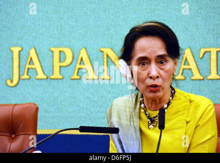 Aprile 17, 2013, Tokyo, Giappone - Myanmar il leader dell'opposizione Aung San Suu Kyi parla durante una conferenza stampa presso il Giappone National Press Club a Tokyo il mercoledì 17 aprile, 2013. Suu Kyi arrivò in Giappone in aprile 13 su un giro visita in Giappone, il suo primo viaggio in 27 anni per la richiesta di Tokyo il supporto per il continuo processo di democratizzazione del suo paese. (Foto di Natsuki Sakai/AFLO) Foto Stock