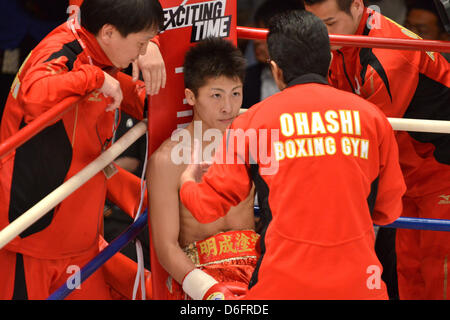 (L-R) Hideyuki Ohashi, Naoya Inoue, Shingo Inoue, Noboru Fukuda , 16 aprile 2013 - Pugilato : Naoya Inoue chat con il suo allenatore Shingo Inoue e Hideyuki Ohashi dopo il 1° round durante le svolte di un match di pugilato 50kg Peso divisione al Korakuen Hall di Tokyo, Giappone. Naoya Inoue ha vinto da TKO dopo il decimo round. (Foto di Hiroaki Yamaguchi/AFLO) Foto Stock