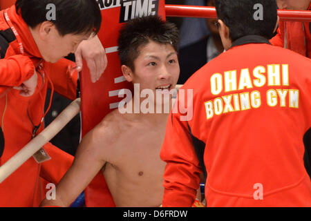 (L-R) Hideyuki Ohashi, Naoya Inoue, Shingo Inoue, Aprile 16, 2013 - Pugilato : Naoya Inoue chat con il suo allenatore Shingo Inoue e Hideyuki Ohashi dopo il terzo turno durante il eseguito un match di pugilato 50kg Peso divisione al Korakuen Hall di Tokyo, Giappone. Naoya Inoue ha vinto da TKO dopo il decimo round. (Foto di Hiroaki Yamaguchi/AFLO) Foto Stock