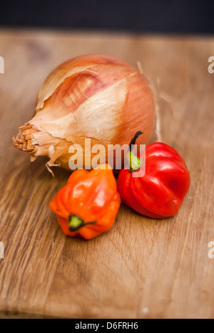 Cipolla e Scotch Bonnet Chili Foto Stock