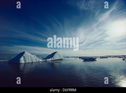 Il doppio di forma triangolare iceberg galleggianti in Frobisher Bay, Cumberland Sound vicino Isola Baffin, Nunavut, Canada Foto Stock