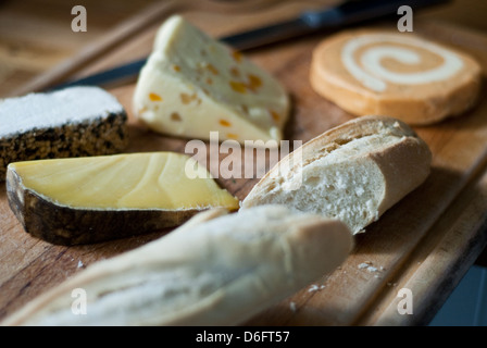 Selezione di formaggi e pane fresco francese Foto Stock