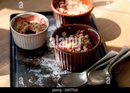 Prugna sgretolarsi in Ramekins Foto Stock