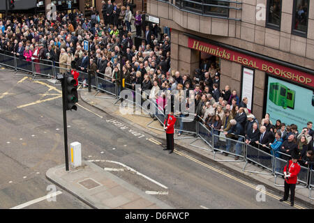 Londra, UK, 17 aprile 2013. Fleet Street attende l'arrivo di Margaret Thatcher la bara, in rotta verso la Cattedrale di St Paul Foto Stock