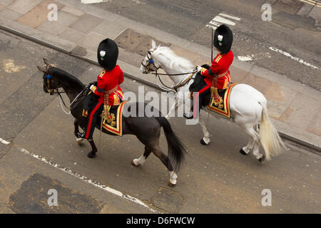 Londra, UK, 17 aprile 2013. Soldati a Cavallo presso il corteo funebre di Margaret Thatcher Foto Stock