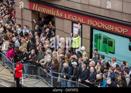 Londra, UK, 17 aprile 2013. Fleet Street attende l'arrivo di Margaret Thatcher la bara. Credito: Sarah Peters/Alamy Live News Foto Stock