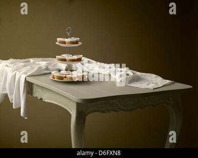 Torte di coppa sul cavalletto di torta sul tavolo Foto Stock