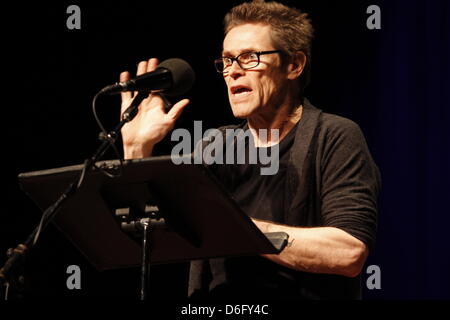 Aprile 17, 2013 - New York New York, Stati Uniti - Attore WILLEN DAFOE fa una lettura drammatica durante "Pantaloncini eletti al Symphony Space'. (Immagine di credito: credito: Rahav Segev/ZUMAPRESS.com/Alamy Live News) Foto Stock