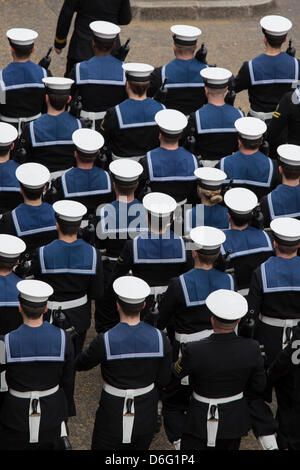 Londra, UK, 17 aprile 2013. La Royal Navy prende parte alla processione a Margaret Thatcher i funerali del. Credito: Sarah Peters/Alamy Live News Foto Stock