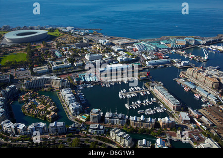 Lungomare Victoria and Alfred e Cape Town Stadium Cape Town, Sud Africa - aerial Foto Stock